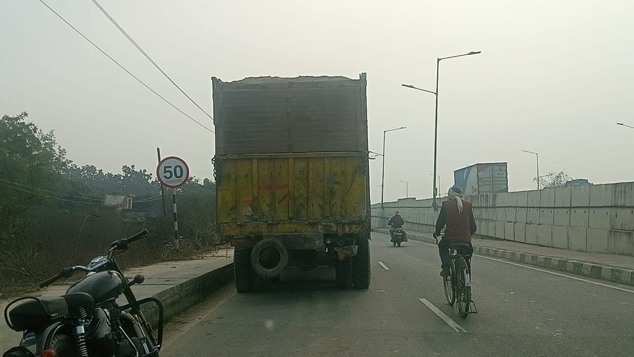Fatehpur Accident Car collided with truck from behind on highway one dead and four injured admit in hospital