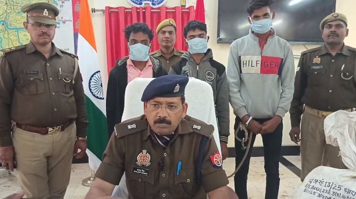 Husband murder of his wife help of friends in sonbhadra smashed head three arrested