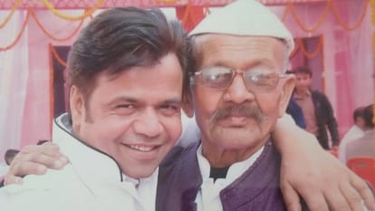 Actor Rajpal Yadav carried his father bier last rites performed in his native village in Shahjahanpur
