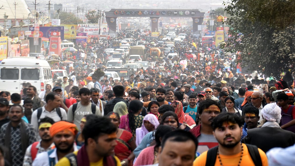 Five days before Mauni Amavasya, a procession of devotees, bathers carrying bundles were
