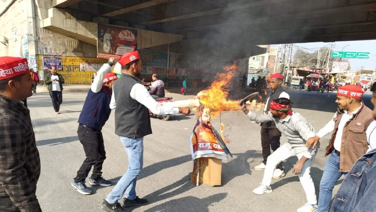 SP workers burnt effigy protest against Mahant Rajudas in Shahjahanpur