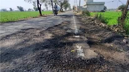 Hisar: पीडब्ल्यूडी मंत्री के विधानसभा क्षेत्र में सड़क दो माह में टूटी, रातों रात पैचवर्क कर लीपापोती की कोशिश road in constituency of PWD minister broke down in two months In Hisar