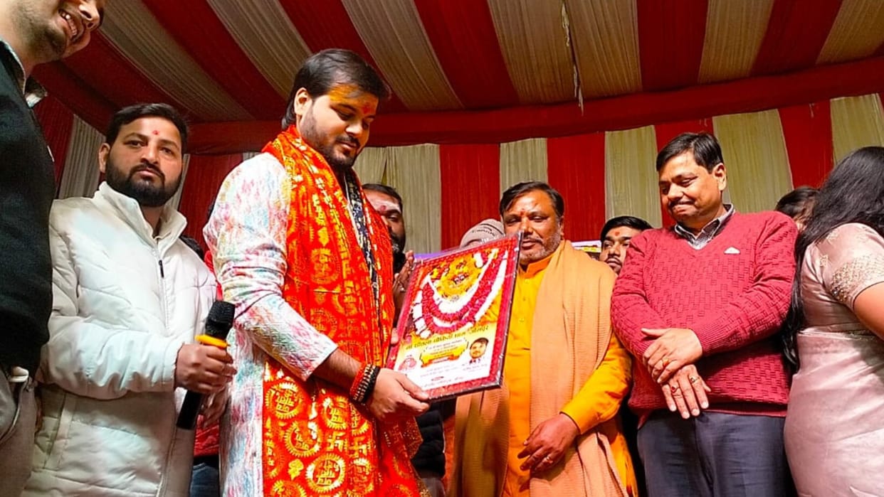 Kallu and Amrapali song performance on Shringar Mahotsav at Sheetla Chaukiya Dham