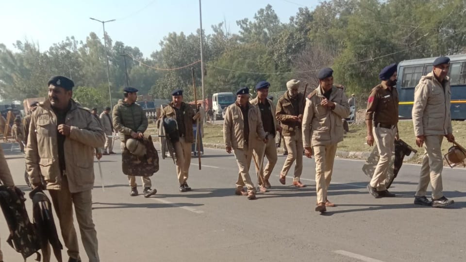 Mahapanchayat of Qaumi Insaaf Morcha on Chandigarh-Mohali border police force deployed