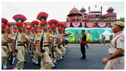 Republic Day 2025 police personnels awarded gallantry and service medals by president droupadi murmu