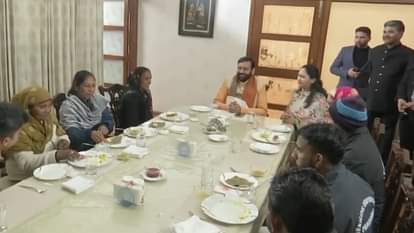 Cm Naib Saini Celebrated His Birthday By Having Breakfast With Sanitation  Workers - Amar Ujala Hindi News Live - Haryana:सीएम नायब सैनी ने सफाई  कर्मचारियों के साथ नाश्ता कर मनाया जन्मदिन, पीएम