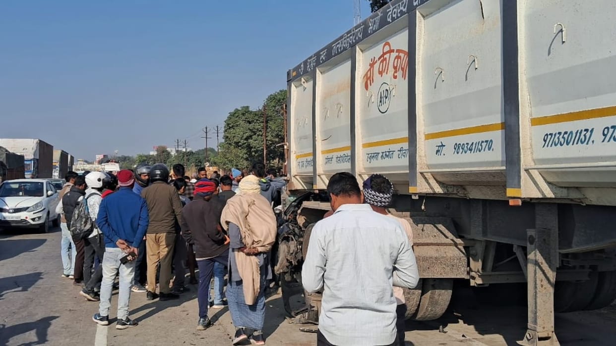 Road Accident in Varanasi people ran after hearing screams police arrived