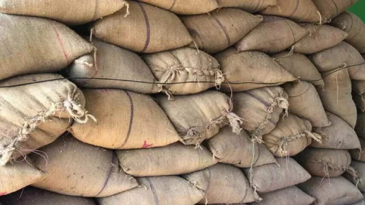 Administration takes major action against illegal paddy transportation, seized 280 bags of paddy in cg