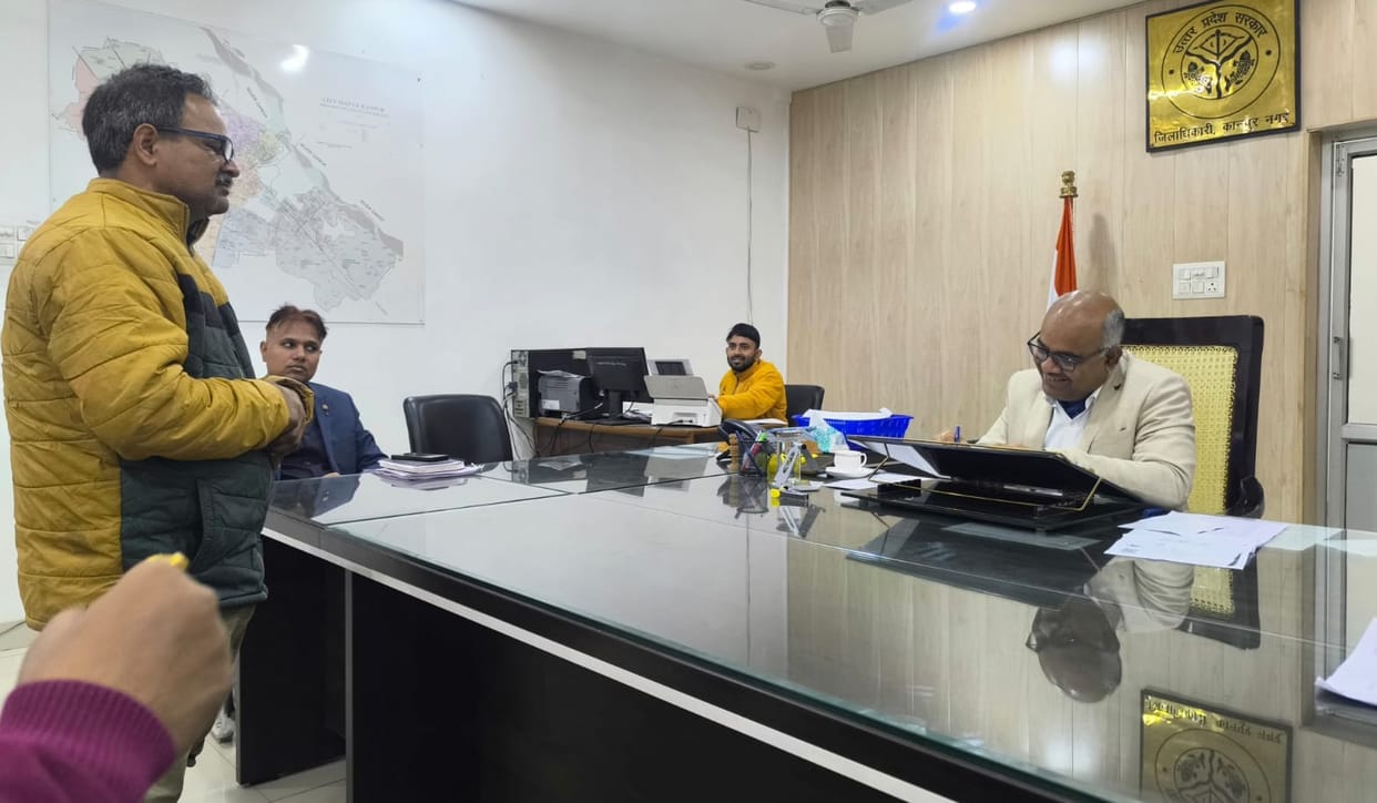 Traffic in charge insulted auto driver in Kanpur DM made him special guest