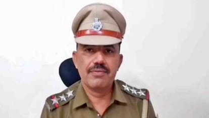 मामले की जानकारी देते जांच अधिकारी।