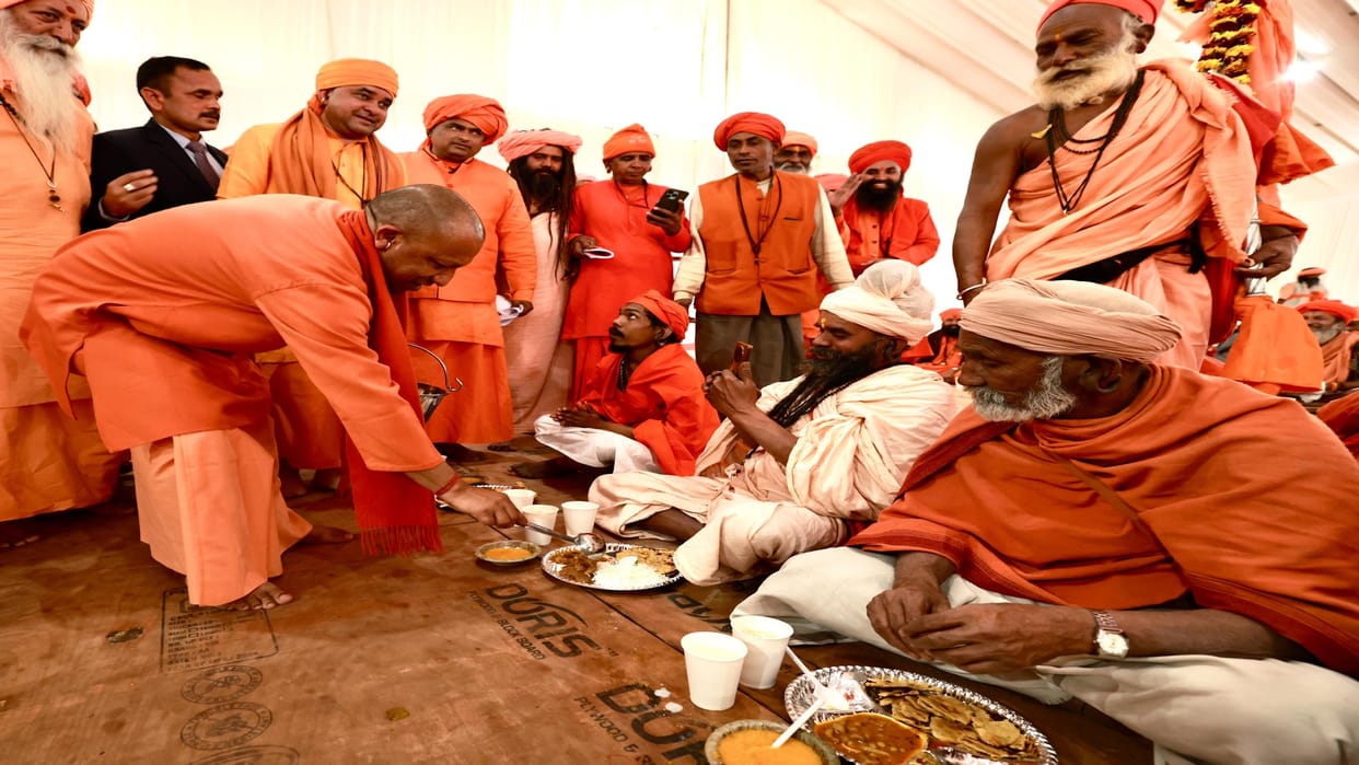 CM Yogi worshiped the religious flag at Guru Gorakshanath Akhara, offered prasad to the saints.