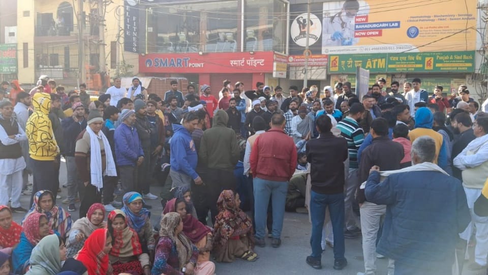 Protest against Conductor in pushing man out of bus in Bahadurgarh