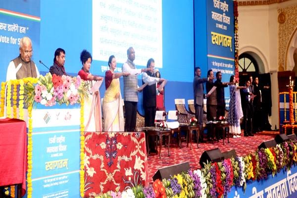 MP News: 12 IAS and five IPS honored on 15th Voters' Day, Governor said - fair elections are the foundation of