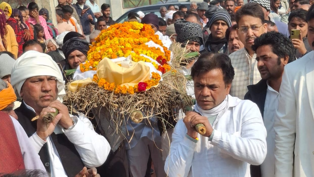 Actor Rajpal Yadav carried his father bier last rites performed in his native village in Shahjahanpur