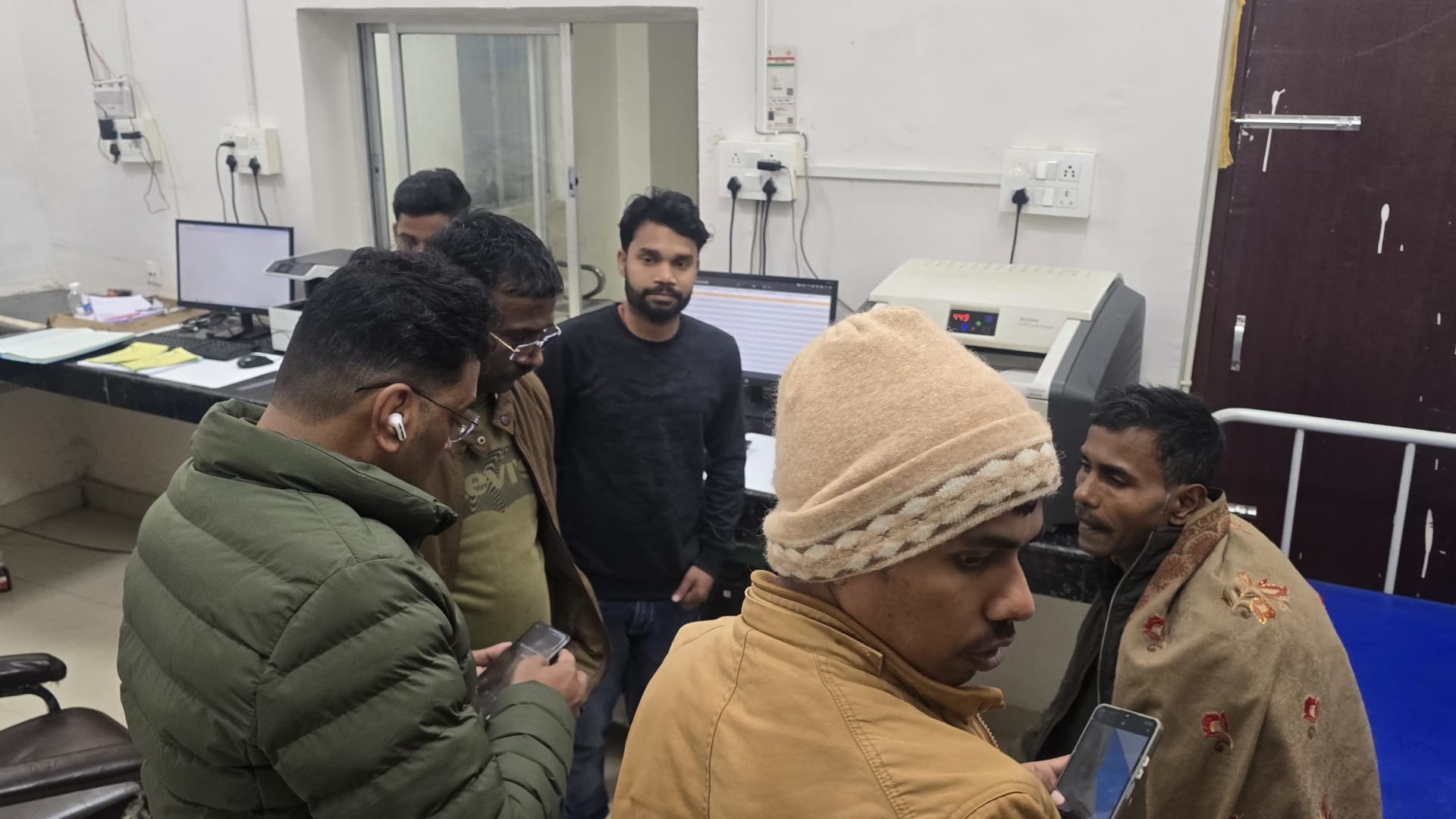 अस्पताल इलाज कराने पहुंचे पीड़ित प्रदीप कुमार