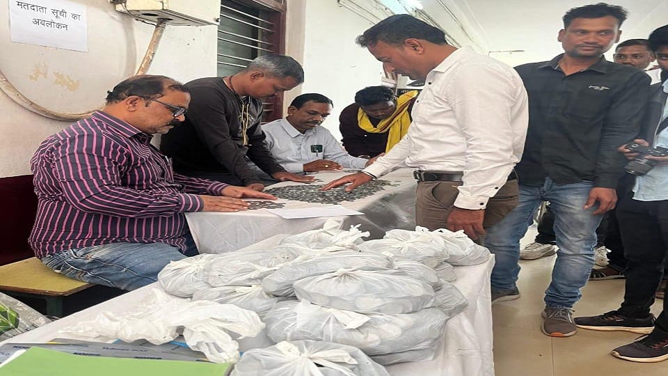 Rohit Singh Arya of Public Voice reached to take the application of the Mayor with seventy kilos of coins in J