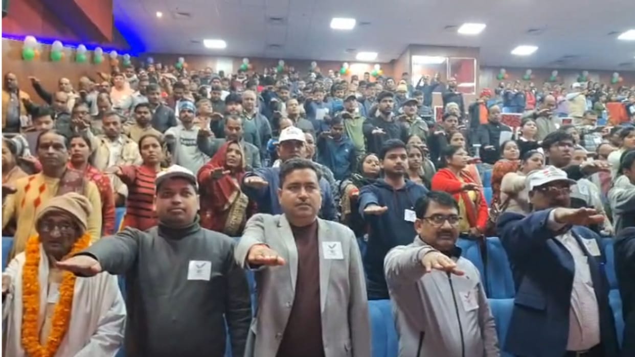National Voters Day 2025 Azamgarh Commissioner Vivek and DM Navneet Singh Chahal attended ceremony