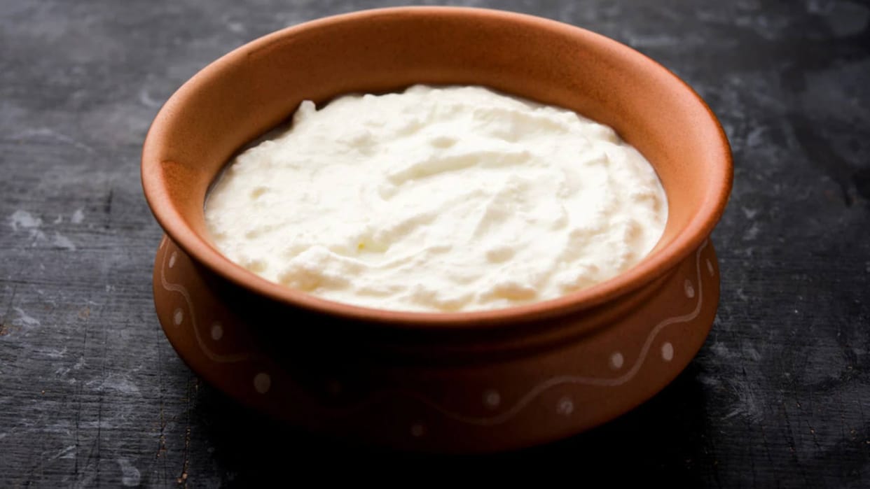 Skin Care Tips chehare par dahi lagane ke nuksaan