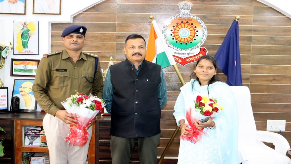 दोनों अधिकारियों ने एसपी से की मुलाकात