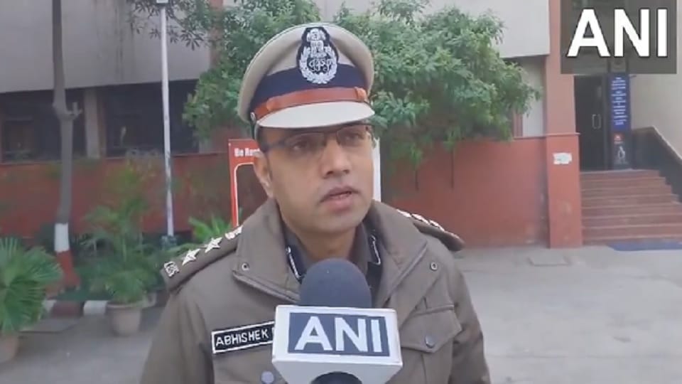 Burnt body of a youth found, police engaged in investigation