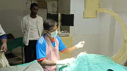 Crime: गणतंत्र दिवस के मौके पर स्कूल से घर लौट रहे शिक्षक को अपराधियों ने मारी गोली, गंभीर रूप से घायल Ara News: Criminals shot a teacher returning home from school on occasion of Republic Day, seriously injured