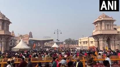 Crowd increased in Ayodhya because of Mahakumbh 2025.