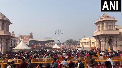 Ayodhya: Due to Mahakumbh, crowd gathered in Ayodhya, devotees coming in large numbers for darshan. Crowd increased in Ayodhya because of Mahakumbh 2025.