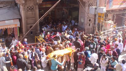 बाबा विश्वनाथ के दर्शन के लिए लगी भक्त की लाइन के बीच लाश लेकर मणिकर्णिका घाट जाते लोग।