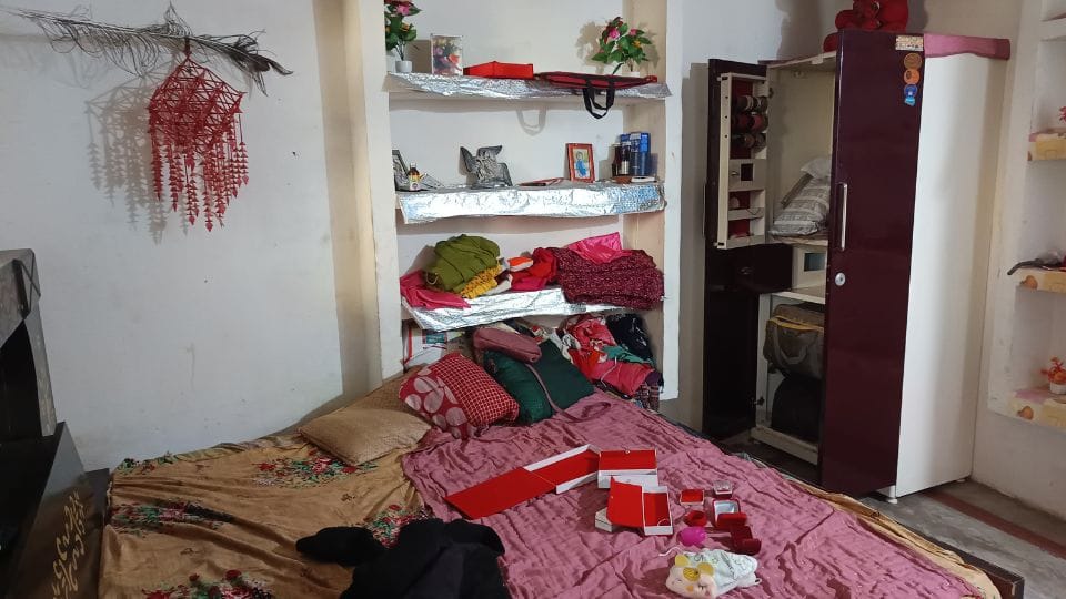 Miscreants looted three houses in Jhansi