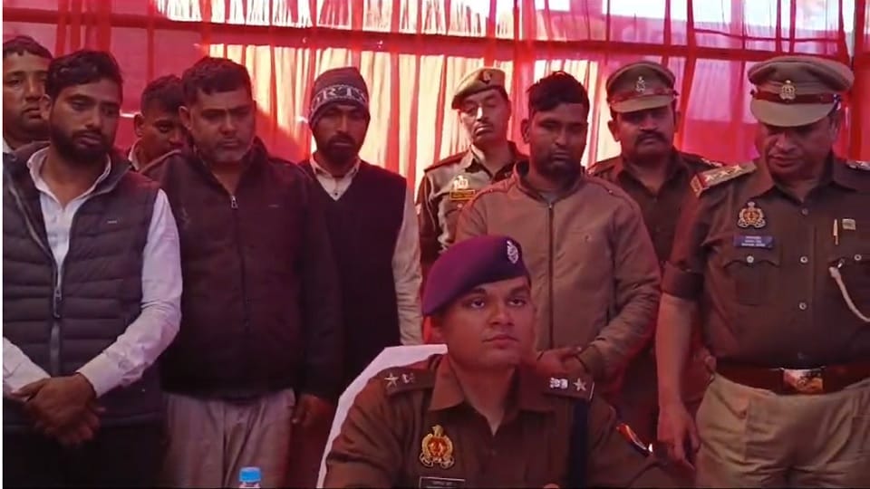 Seven accused of stealing from AC coach of train arrested
