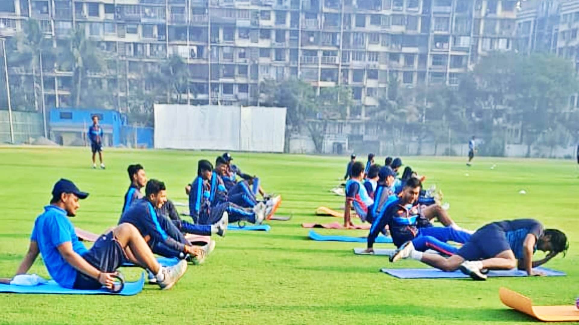 खेल के बाद आराम करते खिलाड़ी