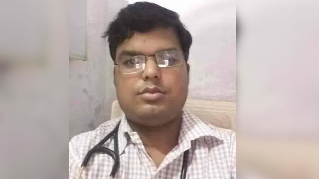 Car hits divider falls into drain in ballia senior doctor dies friend critical condition
