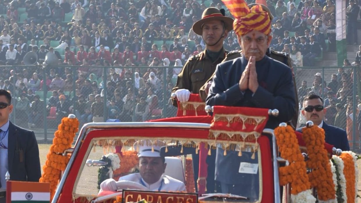 76th Republic Day: LG Manoj Sinha hoisted the tricolor on the 76th Republic Day in Jammu, paid tribute to the
