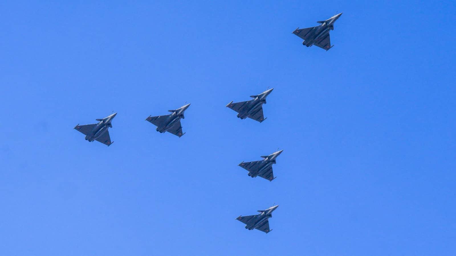 Air Force shows strength in flypast on occasion of Republic Day see Photos