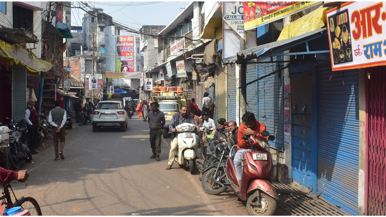Traders expressed protest in Gorakhpur Pandeyhata, opposing road widening.