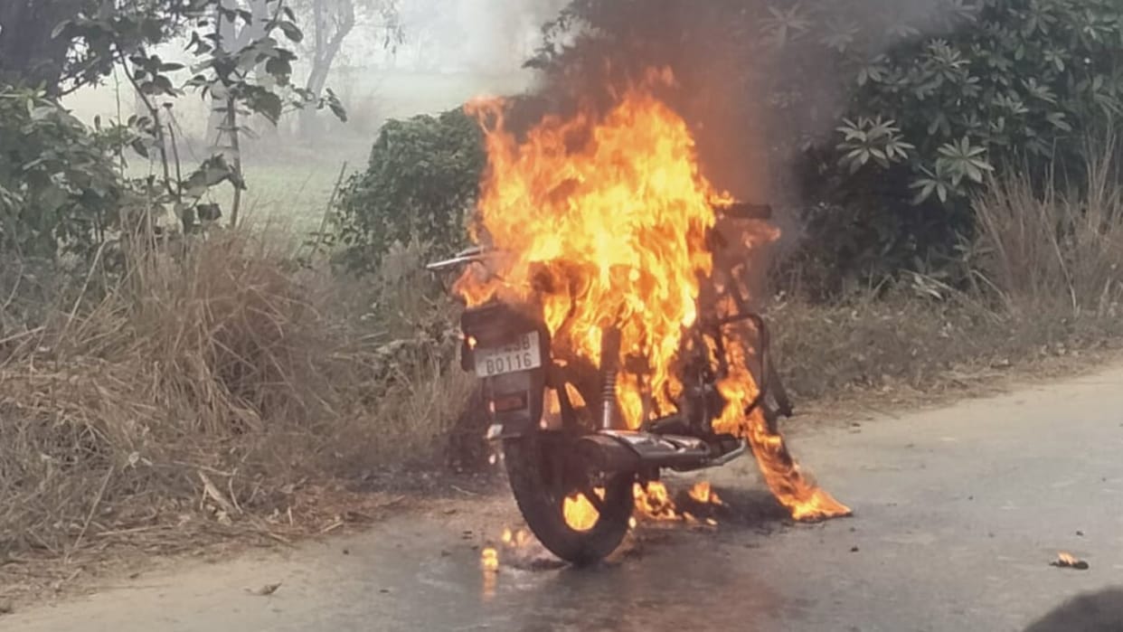 Gonda: Fire broke out due to short circuit while starting, bike started burning.