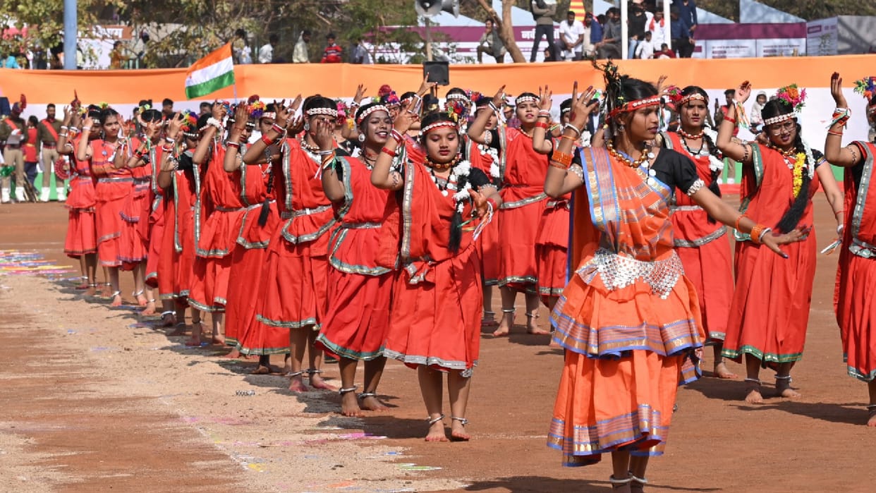 Attractive tableau spread their charm in Raipur, school children have a wonderful cultural presentation