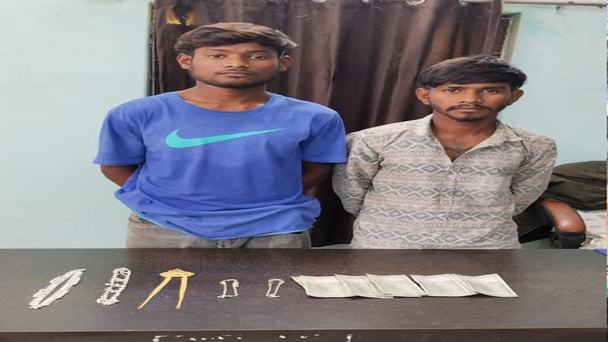 Stealing eye on empty houses, cunning person steals gold, silver and cash, two arrested in Raipur