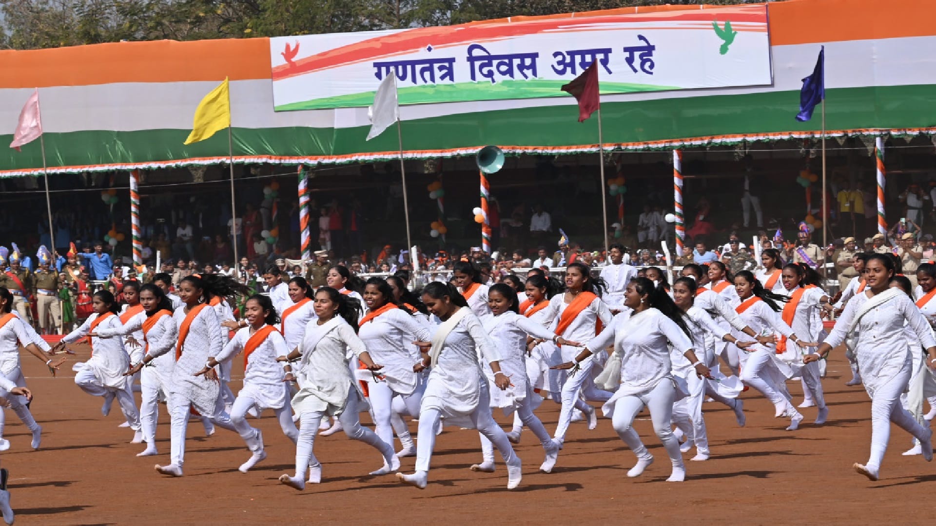 Attractive tableau spread their charm in Raipur, school children have a wonderful cultural presentation