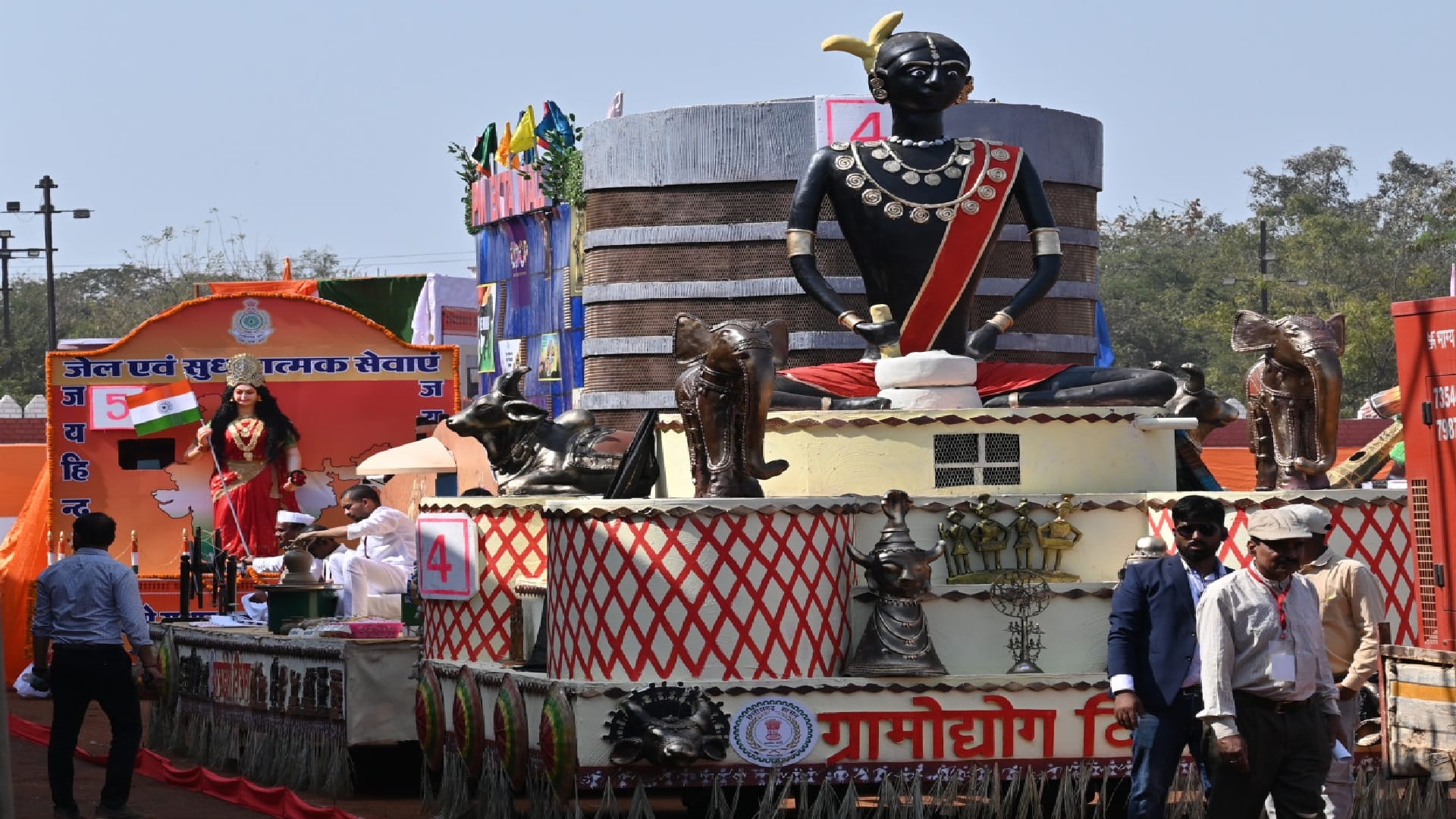 Attractive tableau spread their charm in Raipur, school children have a wonderful cultural presentation