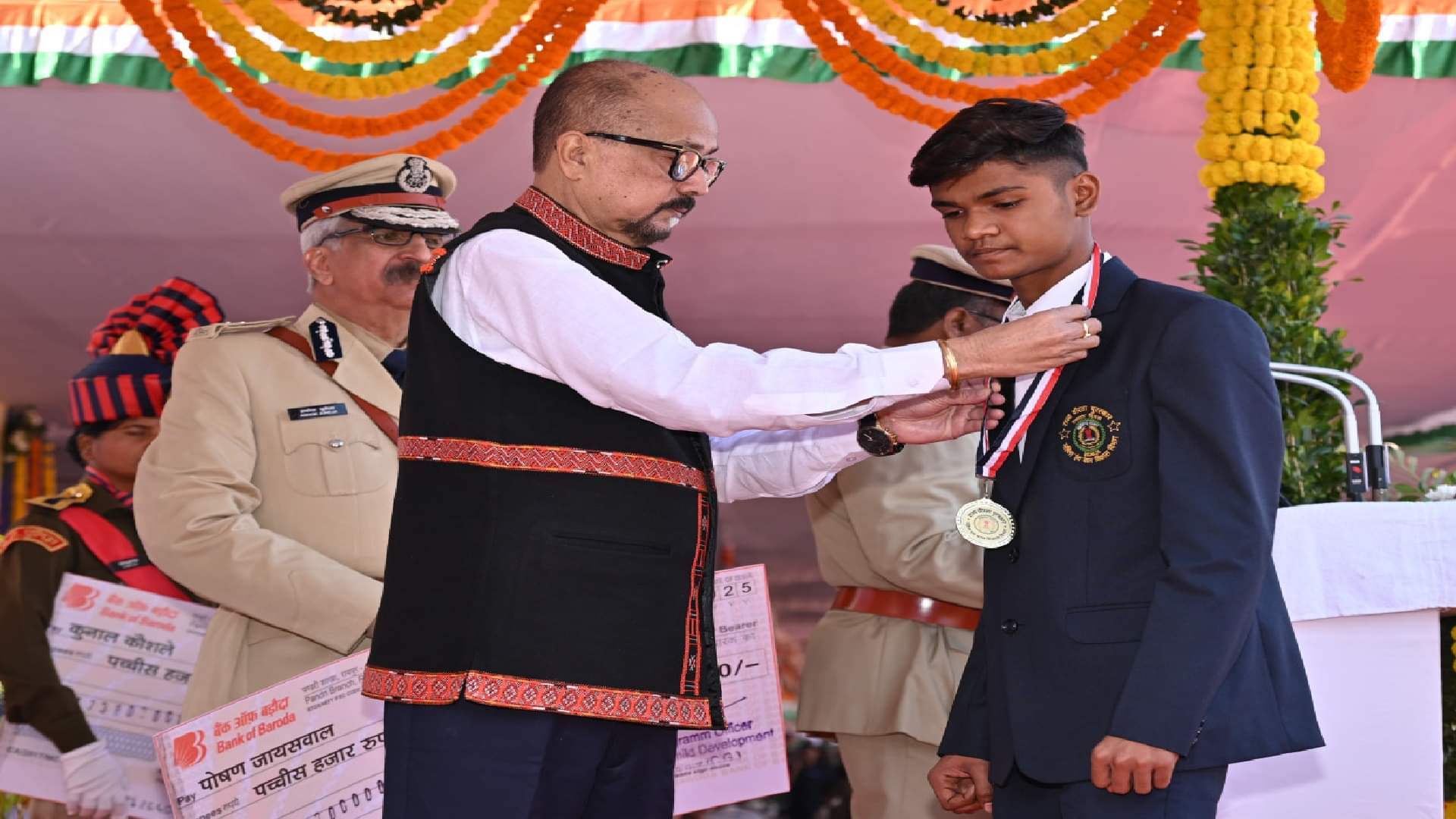 Republic Day on Governor in Raipur decorated 15 officers and employees with Police Gallantry Medal 2024, photo
