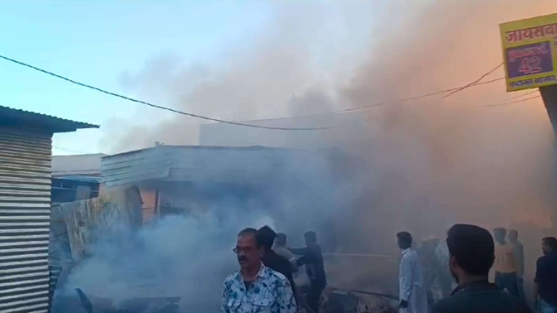 Jabalpur News: Huge fire in Jabalpur's firecracker market, surrounding area shaken by sound of explosions