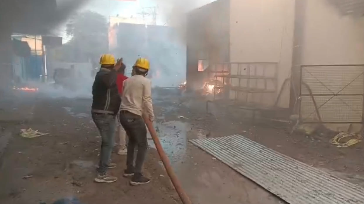 Jabalpur News: Huge fire in Jabalpur's firecracker market, surrounding area shaken by sound of explosions