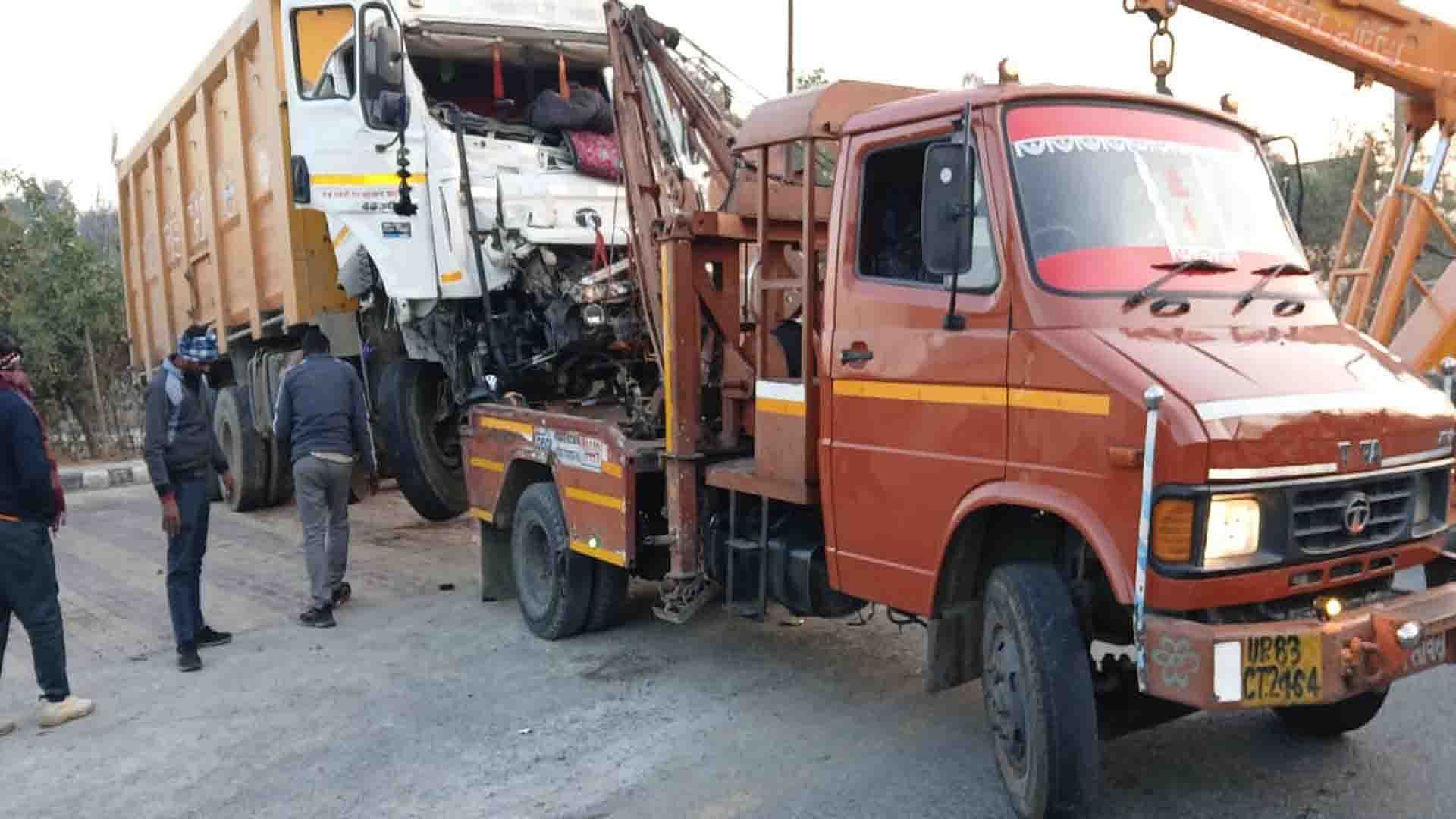 dumper hit bus full of passengers standing on expressway from behind, bus driver died, five injured