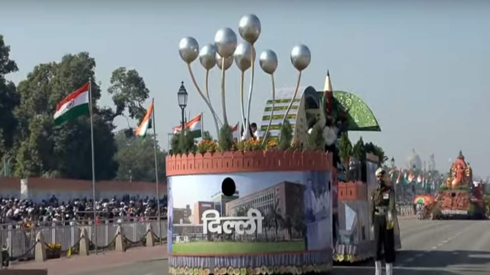 Republic Day: देशभक्ति के रंग में रंगी दिल्ली, झांकी ने मोहा मन; कर्तव्य पथ गणतंत्र दिवस की परेड का जश्न Republic Day Parade Celebration People immersed in the color of patriotism