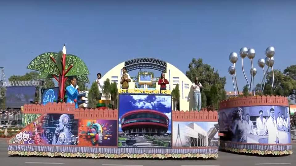 Republic Day: देशभक्ति के रंग में रंगी दिल्ली, झांकी ने मोहा मन; कर्तव्य पथ गणतंत्र दिवस की परेड का जश्न Republic Day Parade Celebration People immersed in the color of patriotism