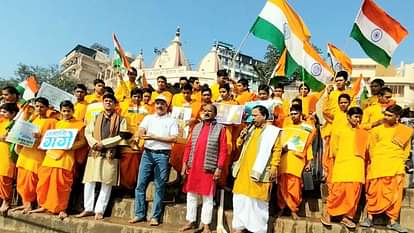 Republic Day : गणतंत्र का पर्व.. जय संविधान.. जय हिंदुस्तान.., काशी के घाट पर फहरा तिरंगा; बटुकों ने दी सलामी Republic Day Jai Constitution Jai Hindustan indian flag hoisted Ghats of Kashi Students saluted