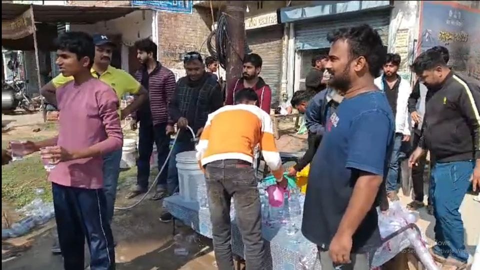 Mahakumbh 2025 Muslims gave water to devotees
