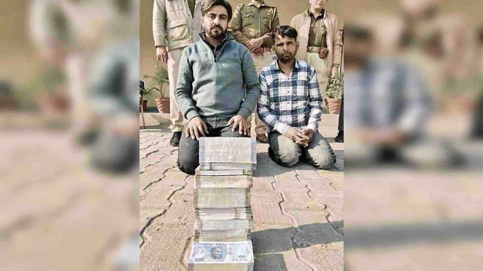 पुलिस की गिरफ्त में आरोपी।