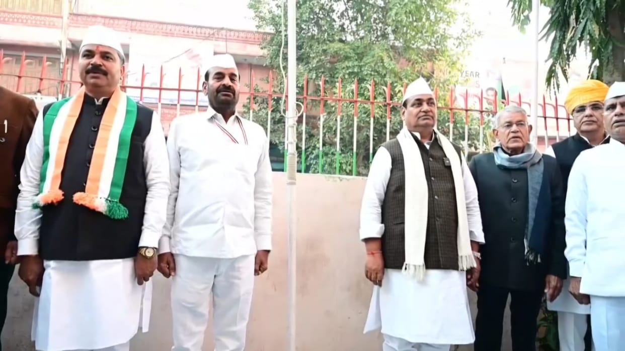 Rajasthan: Dotasara hoisted the flag in the PCC office, accused RSS and BJP of being informers